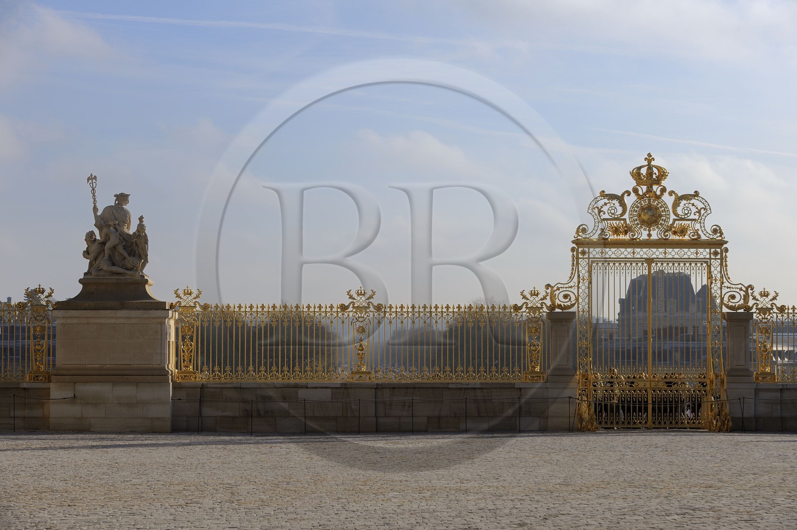 France, Yvelines (78), château de Versailles, classé Patrimoine Mondial de l'UNESCO, statue La Paix de Jean-Baptiste Tuby et la grille royale dessinée par Mansart séparant la cour royale restaurée en juin 2008