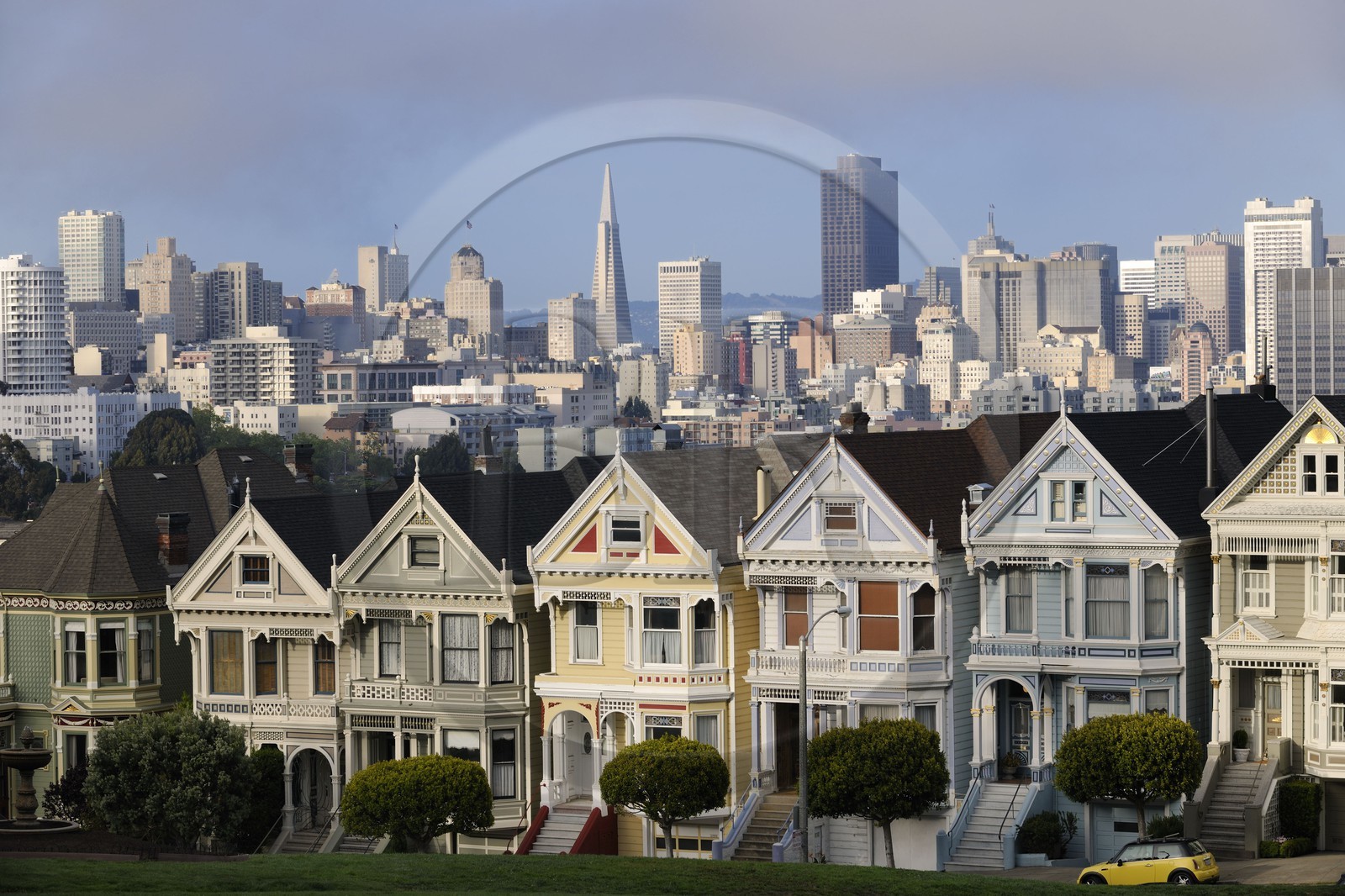 Etats-Unis, Californie, San Francisco, maisons victoriennes d'Alamo Square et le quartier d'affaires en arrière-plan