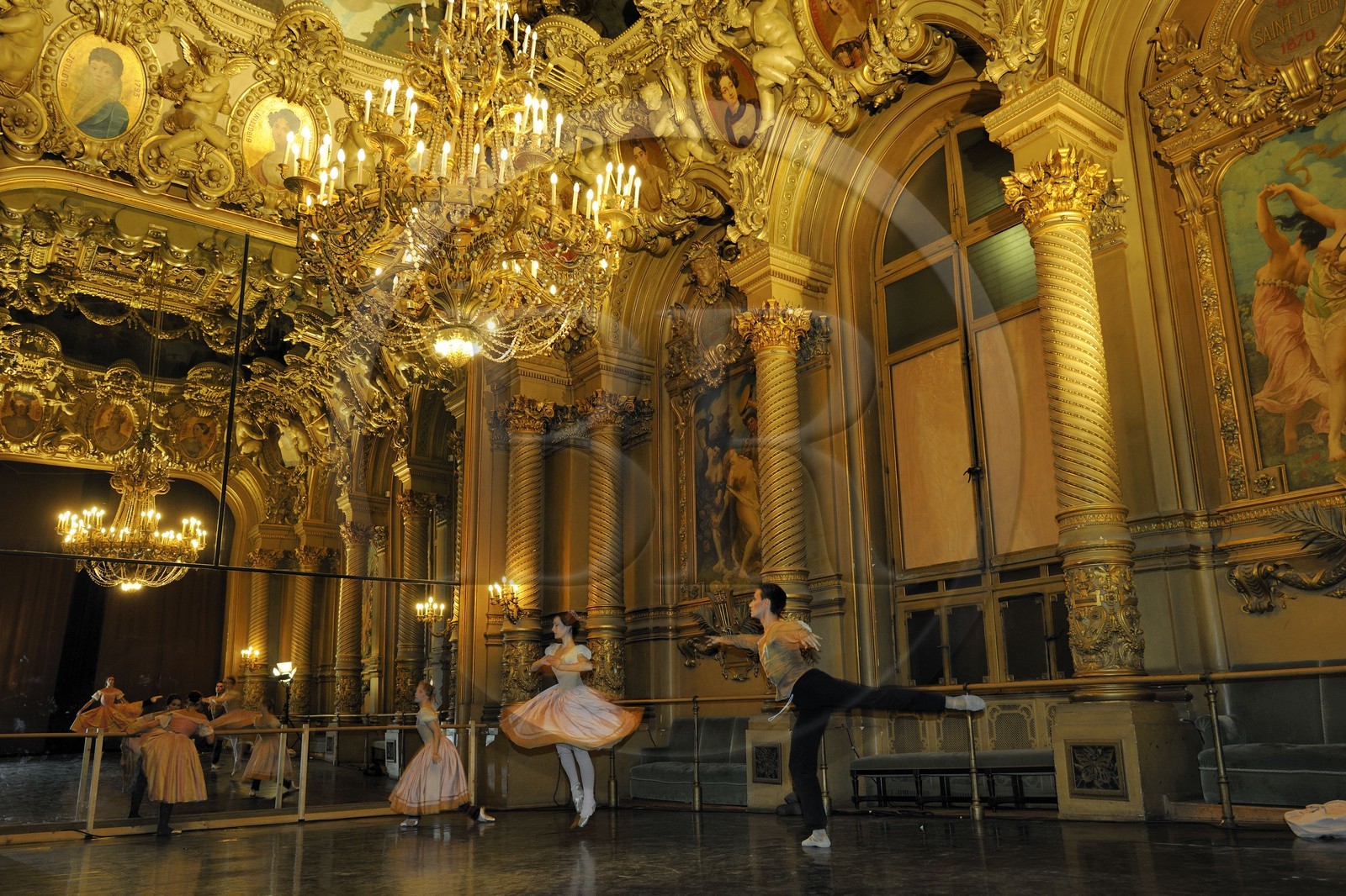 France, Paris (75), l'Opéra Garnier, ultimes échauffements avant d'entrer en scène dans le foyer de la Danse