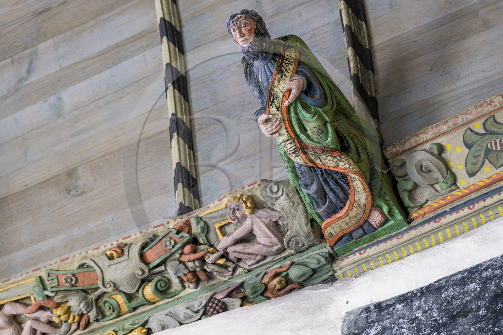 France, Finistère (29), Roscoff, l'église Notre-Dame de Croaz Batz, sculptures peintes en bois sur la sablière décorant la voute