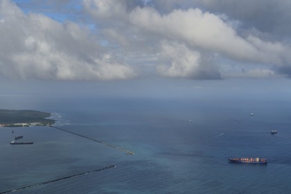 Panama, province de Colon, la baie Limon (Bahia Limon) dans la mer des Caraïbes à la sortie du Canal de Panama coté Atlantique procure un mouillage pour les navires en attente de transit (vue aérienne)