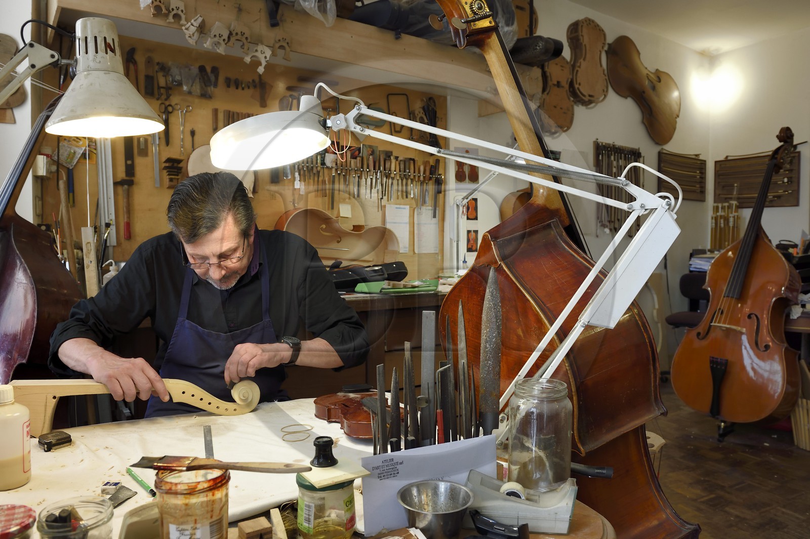 France, Dordogne (24), Périgord Blanc, Périgueux, le luthier Damien Florio dans son atelier de la rue Aubergerie