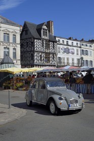 France, Charente-Maritime (17), La Rochelle, place du Marché et rue Thiers