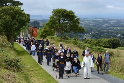 France, Finistère (29), Locronan, labellisé Les Plus Beaux Villages de France, procession de la petite Troménie, en arrière plan l'église Saint Ronan