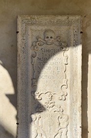 Croatie, Dalmatie, côte dalmate, Zadar, église et couvent Saint-François, pierre tombale dans le cloitre