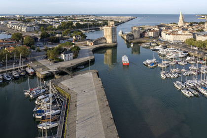 France, Charente-Maritime (17), La Rochelle, la Tour Saint-Nicolas à gauche et la Tour de la Chaîne à droite protègent l'entrée du Vieux Port, la tour de la Lanterne en arrière plan (vue aérienne)