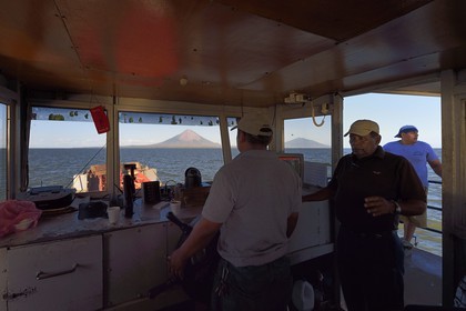 Nicaragua, le lac Nicaragua, ferry reliant San Jorge à Moyagalpa sur Ile d'Ometepe avec en fond le volcan Conception (1610 m) toujours en activité