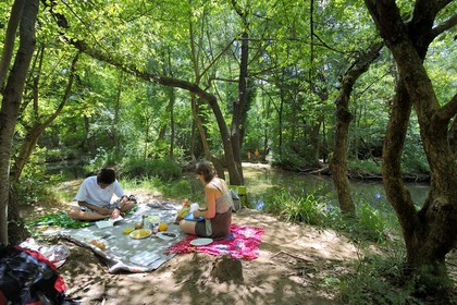 France, Var (83), Provence Verte, Tourves, pique-nique au bord de la rivière du Caramy dans les Gorges du Caramy