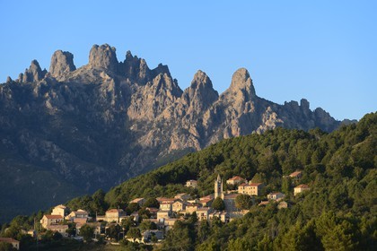 France, Corse-du-Sud (2A), Alta Rocca, le village de Zonza et les Aiguilles de Bavella en arrière plan