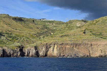 Italie, Sicile, iles Eoliennes, classées Patrimoine Mondial de l'UNESCO, Ile de Lipari, falaises de la cote Ouest