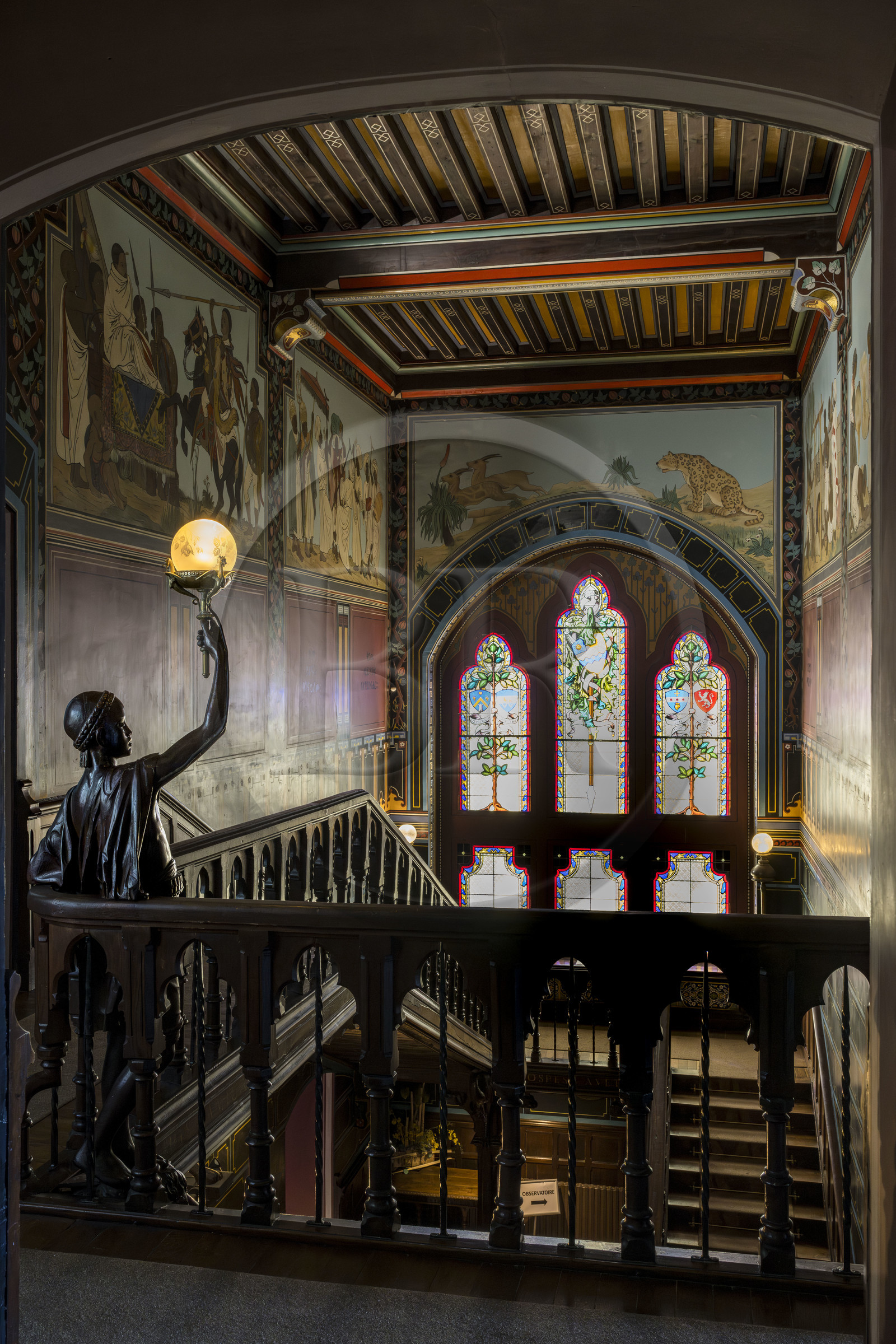 France, Pyrénées-Atlantiques (64), la côte du Pays-Basque, Hendaye, chateau d'Abbadia construit en 1870 par Eugène Viollet-le-Duc pour Antoine d'Abbadie d'Arrast, le grand escalier, statue porte-torchère représentant Abdullah ancien esclave ethiopien affranchi et mort sous la commune de Paris