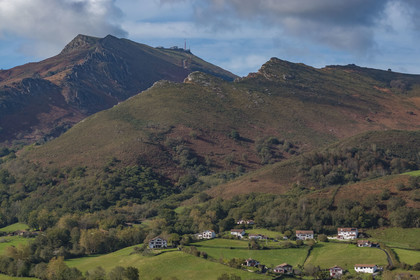 France, Pyrénées-Atlantiques (64), Pays-Basque, Sare, labellisé Les Plus Beaux Villages de France, et la montagne de La Rhune en arrière plan (vue aérienne)