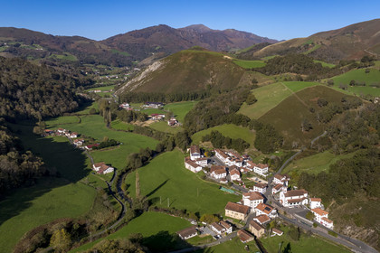 France, Pyrénées-Atlantiques (64), Pays-Basque, vallée des Aldudes, le village d'Urepel (vue aérienne)