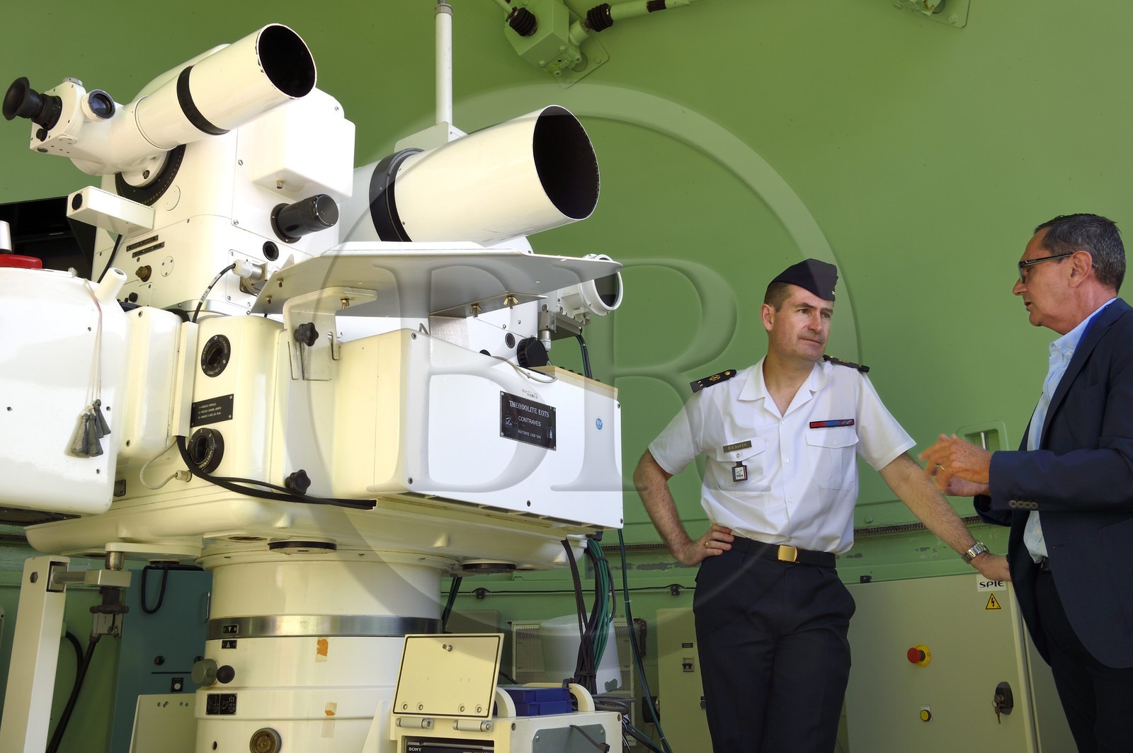 France, Var (83), Iles d'Hyères, Parc national de Port Cros, Ile du Levant, zone militaire, poste optique de la Verette, tourelle optronique sous une coupole blanche, l’ingénieur général de l’armement Francois-Xavier Dufer, directeur du centre DGA Essais de missiles