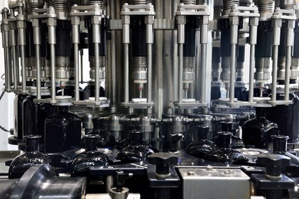 France, Ile de la Reunion, Saint Pierre, domaine de la distillerie Isautier, usine d'embouteillage et d'étiquetage, mise en bouteille de 70cl de rhum arrangé