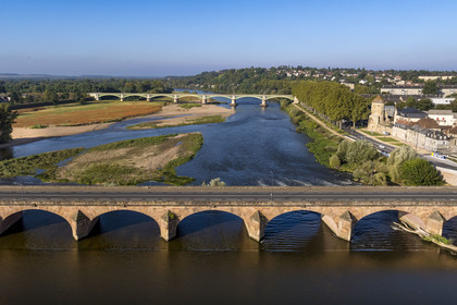 France, Nièvre (58), Nevers, les iles sur la Loire en aval du Pont de la Loire, le Pont Du Chemin De Fer et la Tour Goguin des remparts en arrière plan (vue aérienne)