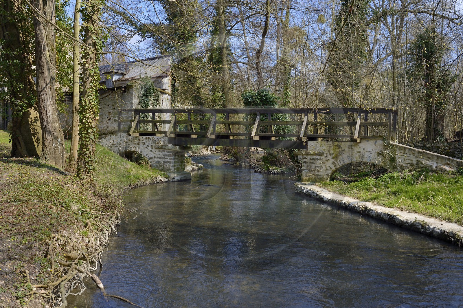 France, Seine-et-Marne (77), village de Maincy qui jouxte le domaine du château de Vaux-le-Vicomte, Pont des Trois-Moulins situé sur l’Almont qui fut peint par Paul Cézanne sous le titre Pont de Maincy
