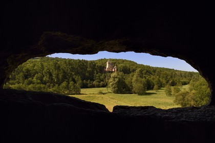 France, Dordogne (24), Périgord Noir, Les Eyzies-de-Tayac-Sireuil, vallée de la Beune, vue depuis la grotte sous le Chateau de Commarque sur le Chateau de Laussel
