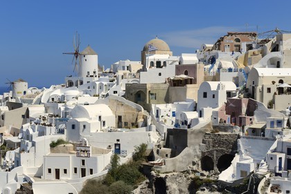 Grèce, Les Cyclades, mer Égée, île de Santorin (Thira ou Théra), moulin à la pointe nord ouest du village de Oia