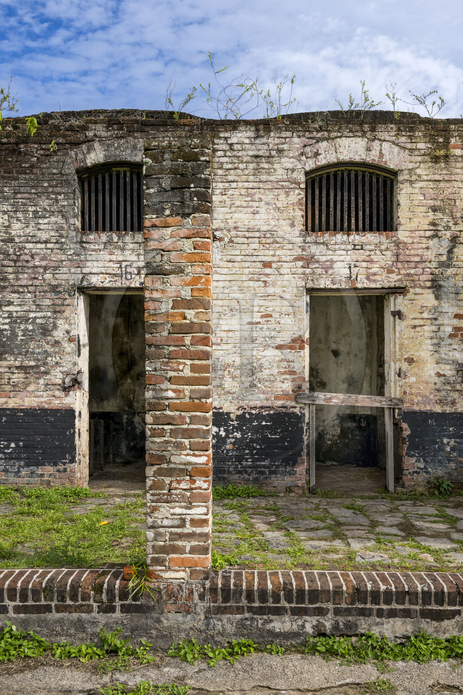France, Guyane, Saint-Laurent-du-Maroni, bagne ou Camp de la Transportation, les quartiers disciplinaires, la cellule 47 sur la droite, célèbre pour avoir été celle de Henri Charrière plus connu sous le pseudonyme de Papillon