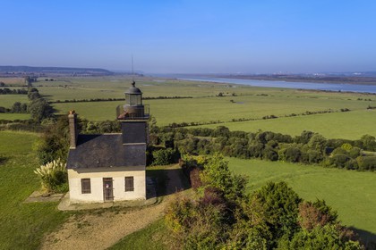France, Eure (27), région du Marais-Vernier, Réserve Naturelle de l'estuaire de la Seine, Saint-Samson-de-la-Roque, le phare de la Roque sur la Pointe de la Roque domine l'estuaire de la Seine, le pont de Normandie en arrière plan lointain (vue aérienne)