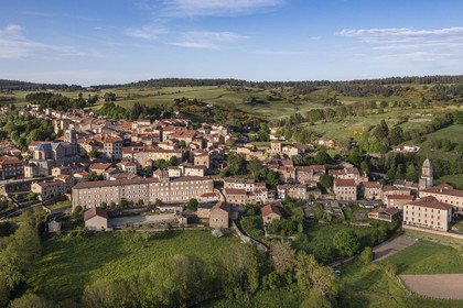 France, Haute-Loire (43), Pradelles, labellisé Les Plus Beaux Villages de France, village sur le chemin de Stevenson (GR 70) (vue aérienne)