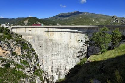 France, Alpes-de-Haute-Provence (04), barrage du lac de Castillon qui retient les eaux du Verdon, cadran solaire géant sur la paroie de 100 mètres de haut