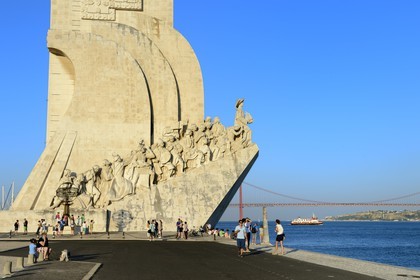 Portugal, Lisbonne, quartier de Belém, Padrao dos Descobrimentos (Monument des Découvertes) datant de 1960 et le le pont du 25 de Abril sur le Tage
