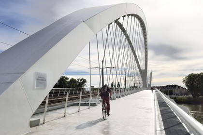 France, Bas-Rhin (67), Strasbourg, le pont piéton, vélo et du tram de la ligne D sur le Rhin reliant Strasbourg à Kehl en Allemagne inauguré le 28 avril 2017 appelé pont Beatus Rhenanus