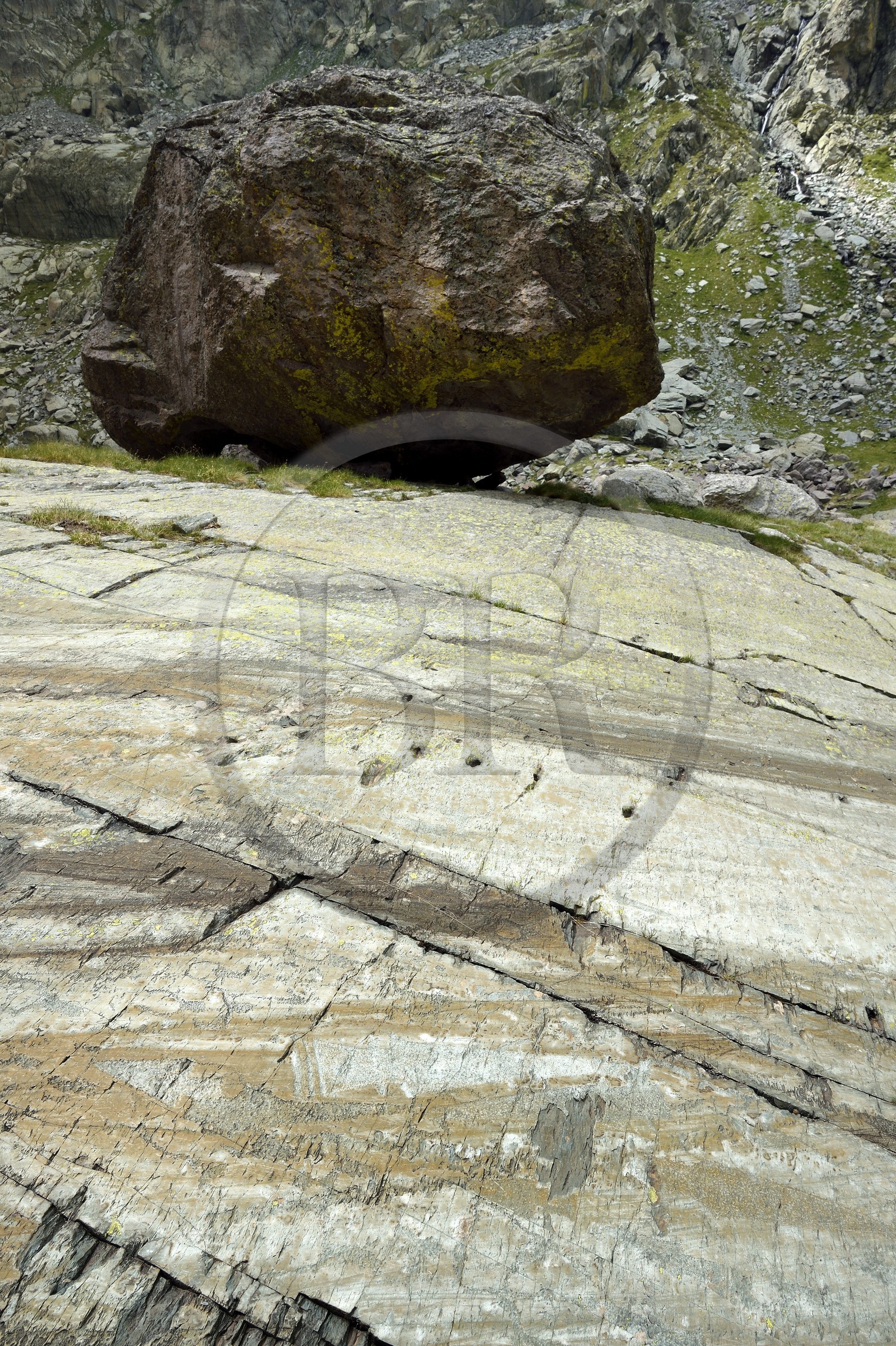 France, Alpes-Maritimes (06), parc national du Mercantour, Vallée des Merveilles parsemée de milliers de gravures rupestres de l'Age de bronze, dalle de schiste appelée la Roche de l’Autel, gravures de poignards