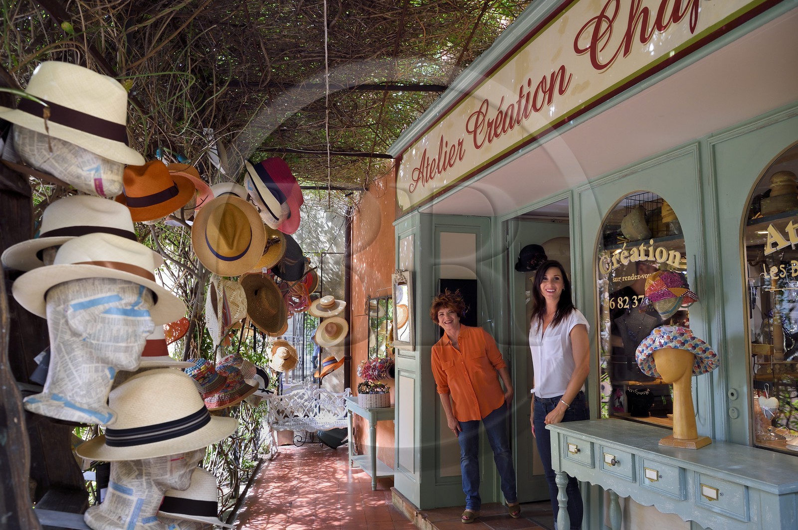 France, Var (83), Bormes-les-Mimosas, Nathalie Papet, créatrice de chapeaux sur mesure Les Bibis du Midi
