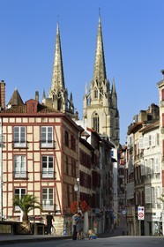 France, Pyrénées-Atlantiques (64), Pays-Basque, Bayonne, maisons traditionnelles des quais de la Nive et les flèches de la cathédrale Sainte-Catherine vues du pont Marengo