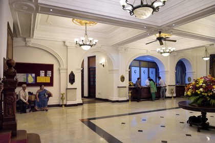 Sri Lanka, province du centre, Kandy, le Queen hotel datant de l'époque coloniale, hall principal
