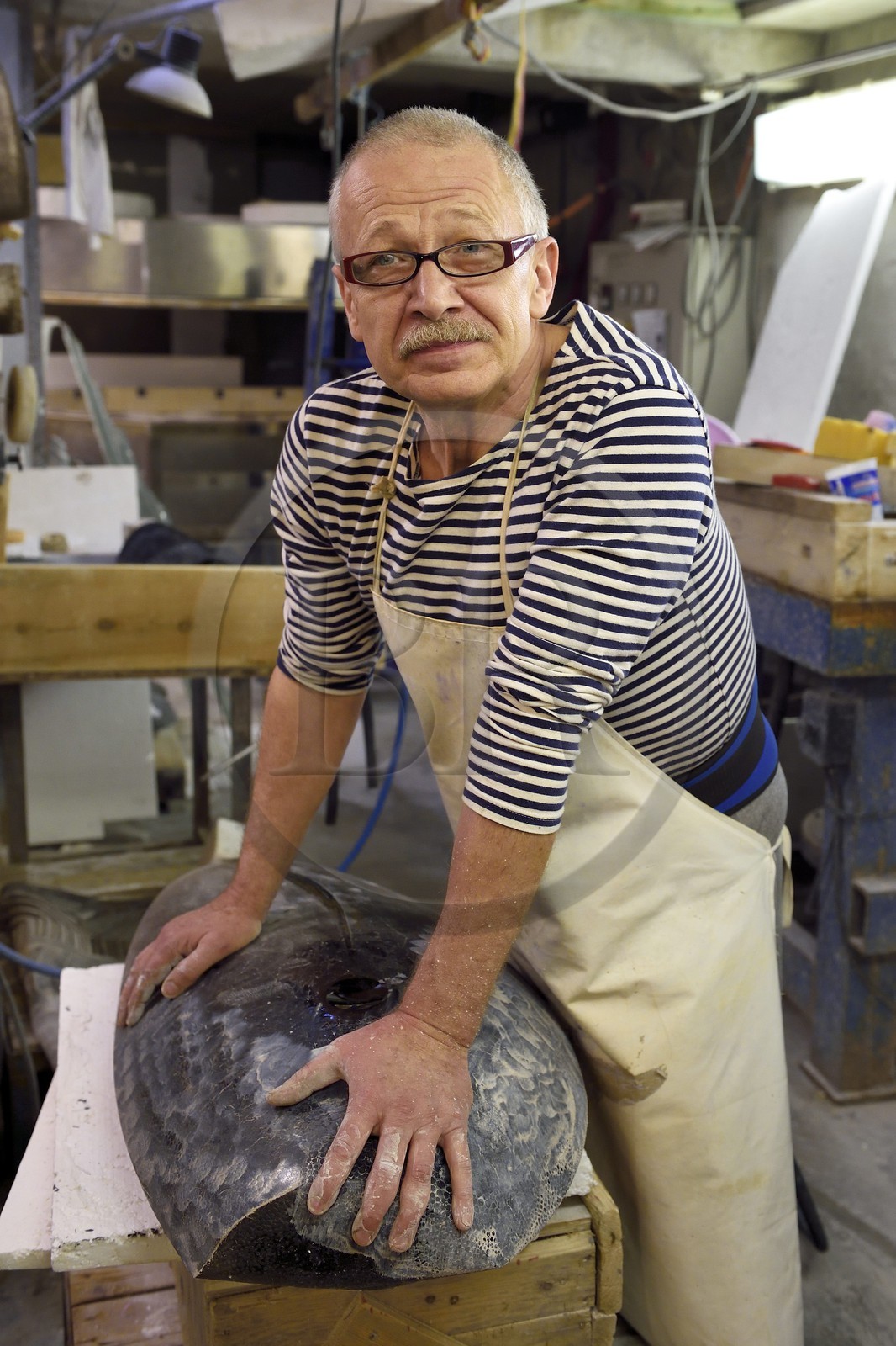 République Tchèque, Prague, l'artiste sculpteur verrier Jaromir Rybak dans son atelier