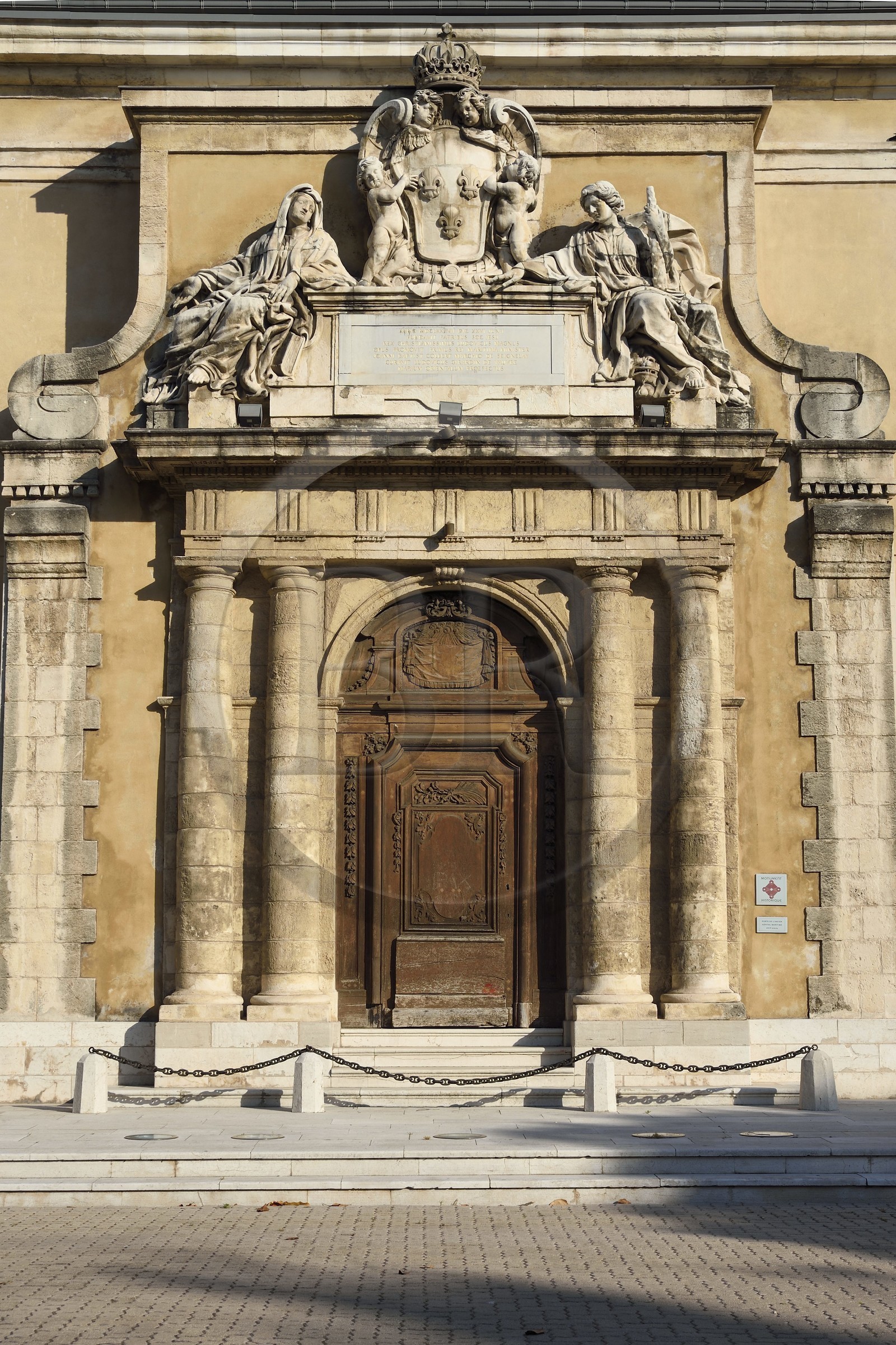 France, Var (83), Toulon, l'Arsenal, la porte monumentale de la Corderie rue Anatole France