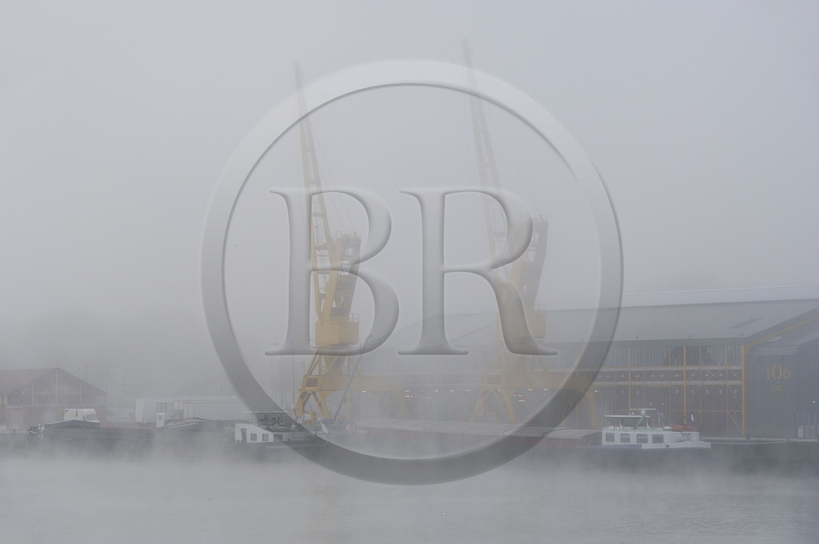 France, Seine-Maritime (76), Rouen, les anciens docks sur les quais de Seine, les grues par temps de brouillard