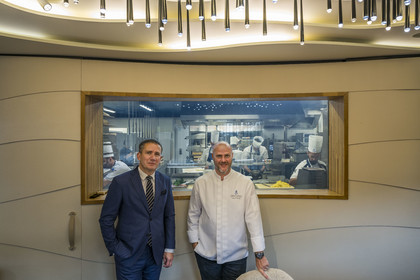 France, Charente-Maritime (17), La Rochelle, le chef étoilé Christopher Coutanceau dans son restaurant gastronomique 2 étoiles Michelin, avec son associé Nicolas Brossard devant la vitre à cristaux liquides que l’on peut opacifier de la Table du Chef