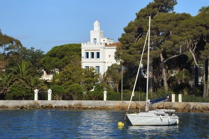 France, Var (83), la rade de Toulon, La Seyne-sur-Mer, quartier de Tamaris, la villa du Croissant de style orientaliste reconnaissable à sa tour-minaret