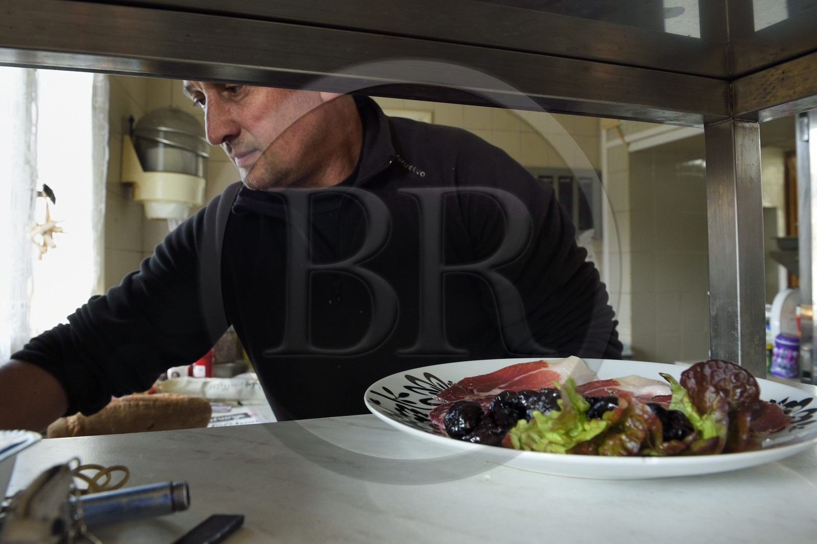 France, Corse-du-Sud (2A), Vallée du Prunelli, Bastelica, Pascal Valentini qui fabrique sa propre charcuterie et gère l'hotel-restaurant Chez Paul