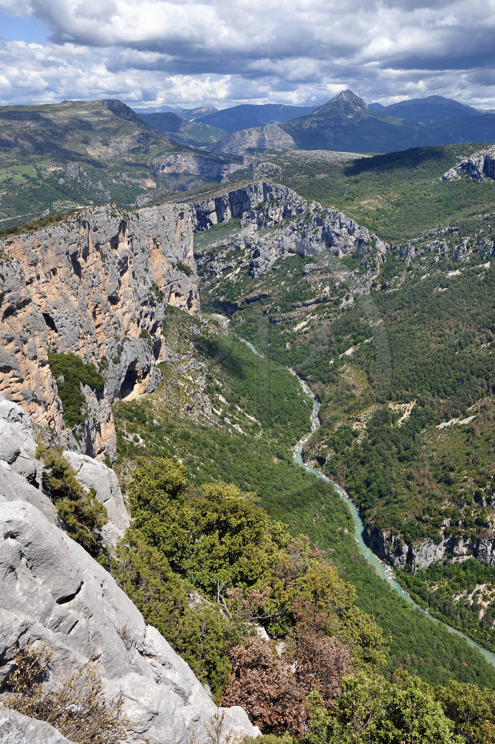 France, Alpes-de-Haute-Provence (04), Parc Naturel Régional du Verdon, Grand Canyon du Verdon, La-Palud-Sur-Verdon, point de vue de la Dent d’Aire, la falaise de l’Escalès sur la gauche et le Robion (montagne pyramidale) en arrière plan