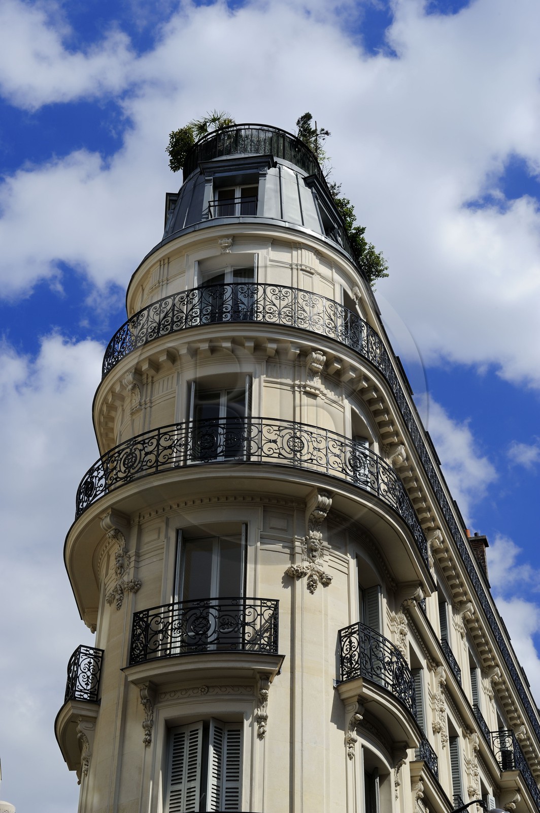 France, Paris (75), immeuble haussmannien à l'angle de la rue de Hanovre et de la rue du Quatre-septembre