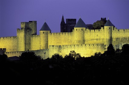 France, Aude (11), les remparts de la cité de Carcassonne la nuit