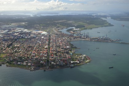 Panama, province de Colon, la ville de colon dans la baie Limon (Bahia Limon) à la sortie du Canal de Panama coté Atlantique en arrière plan à droite, les immenses hangars correspondent à la Zone franche de Colon (vue aérienne)