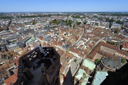 France, Bas-Rhin (67), Strasbourg, vieille ville classée au Patrimoine Mondial de l'UNESCO, la cathédrale Notre-Dame, sommet d'un des quatres escaliers à vis appelées les Vier Schnecken (quatre escargots) relié à la tour octogonale par une passerelle, vue au nord et dans l'axe central sur la rue des Juifs et l'avenue de la Paix