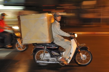 Vietnam, Hanoï, circulation en moto dans la vieille ville