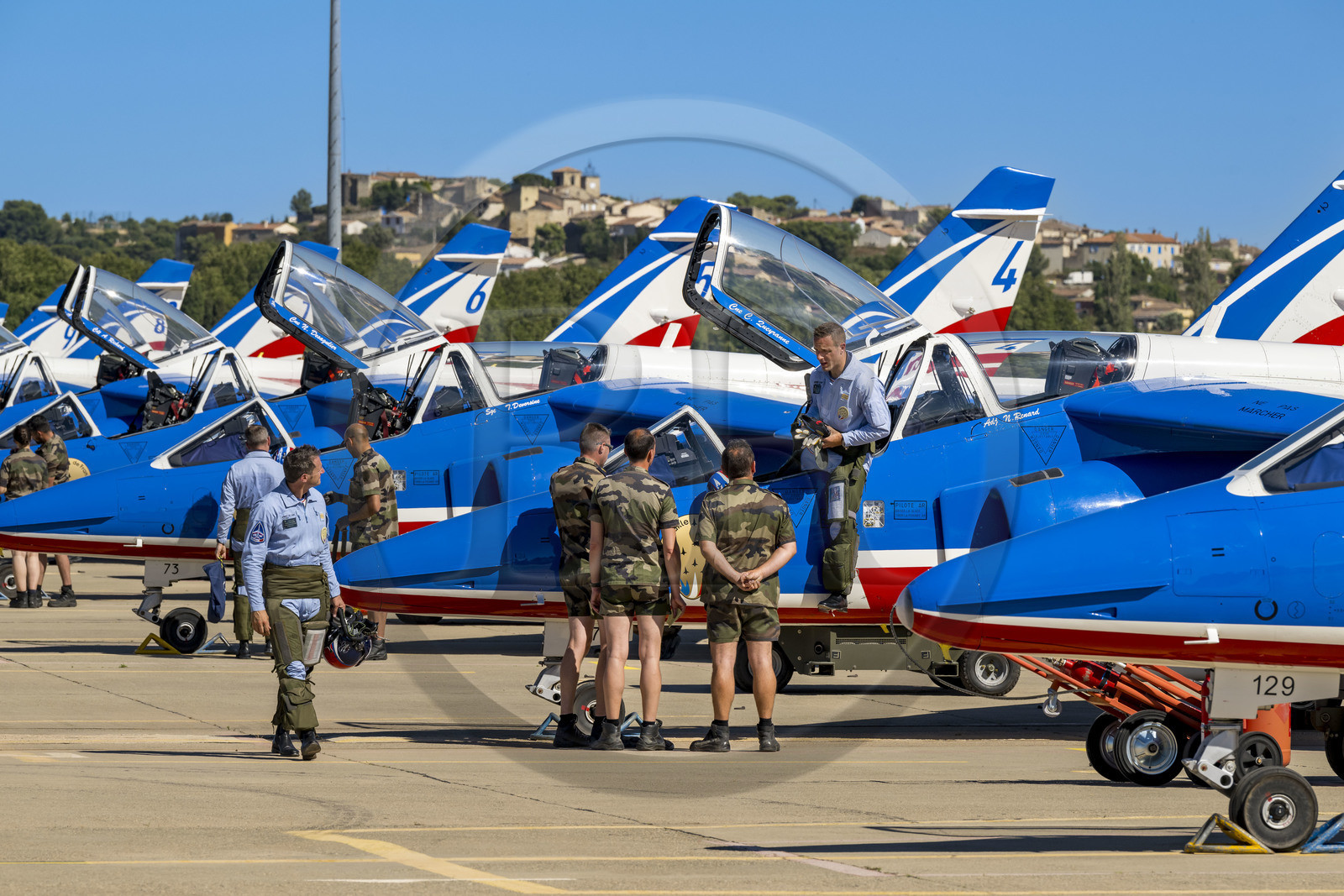 France, Bouches-du-Rhône (13), Salon-de-Provence, base aerienne 701, base de la Patrouille de France (PAF pour Patrouille acrobatique de France) de l'Armée de l'air et de l'espace française, les pilotes descendent de leurs avions Alphajet et échangent avec les mécaniciens sur le tarmac après le vol d'entrainement