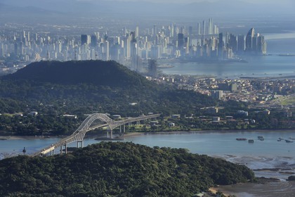 Panama, Panama City, les gratte-ciels du front de mer et le Pont des Amériques (Puente de las Americas) sur le chenal d'accès du Canal de Panama en premier plan (vue aérienne)