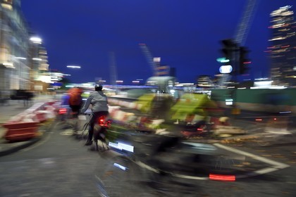 Royaume-Uni, Londres, cycliste circulant sur Victoria embankment