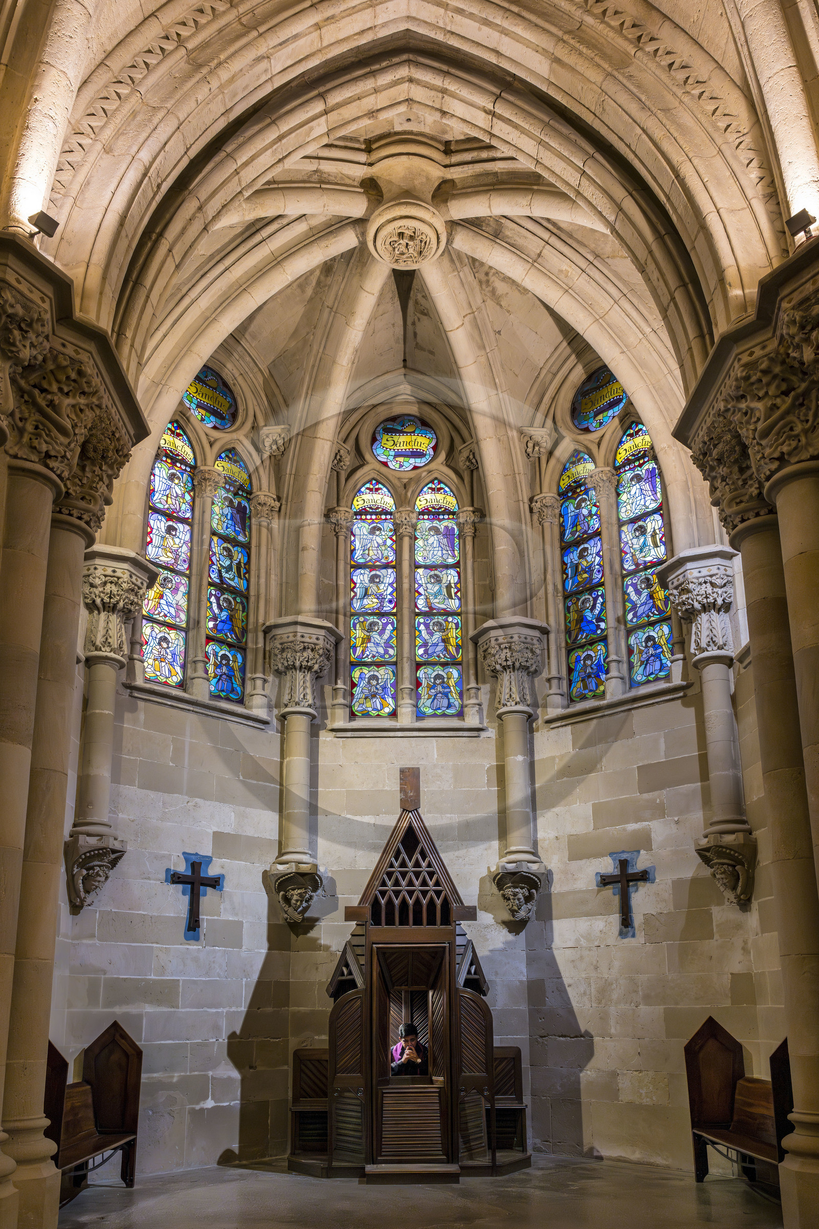 Espagne, Catalogne, Barcelone, quartier de l'Eixample, basilique de la Sagrada Familia de l'architecte du modernisme catalan Antoni Gaudi classée Patrimoine Mondial de l'UNESCO, la crypte de style néo-gothique sert d’église paroissiale, mobilier et objets liturgiques conçus par Gaudi, le prêtre Joby Sebastian Kappiparambil dans le confessional