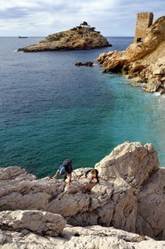 France, Bouches-du-Rhône (13), Ensuès-la-Redonne vers Marseille, la Cote Bleue, randonnée de Niolon au Cap Méjean le long du Sentier des Douaniers, la petite plage et l'ile de la calanque de l'Erevine